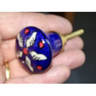 bouton en forme de poire outremer et fleur blanche