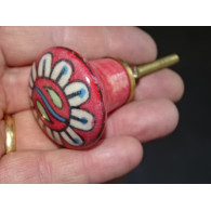 Botón en forma de pera roja y flor blanca