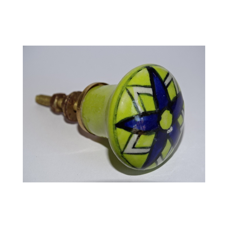 bouton en forme de poire verte pastel et fleur outremer