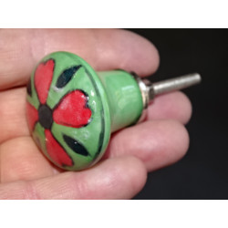 Botón en forma de pera verde y flor roja