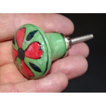 Botón en forma de pera verde y flor roja