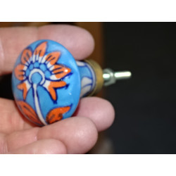 bouton en forme de poire turquoise et fleur orange