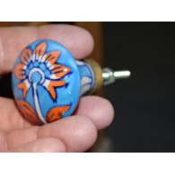 bouton en forme de poire turquoise et fleur orange