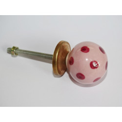 botón rosa claro con el paso de bola de color rosa oscuro