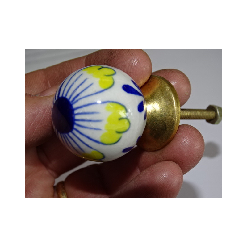 Pulsante sfera margherita gialla e all'estero