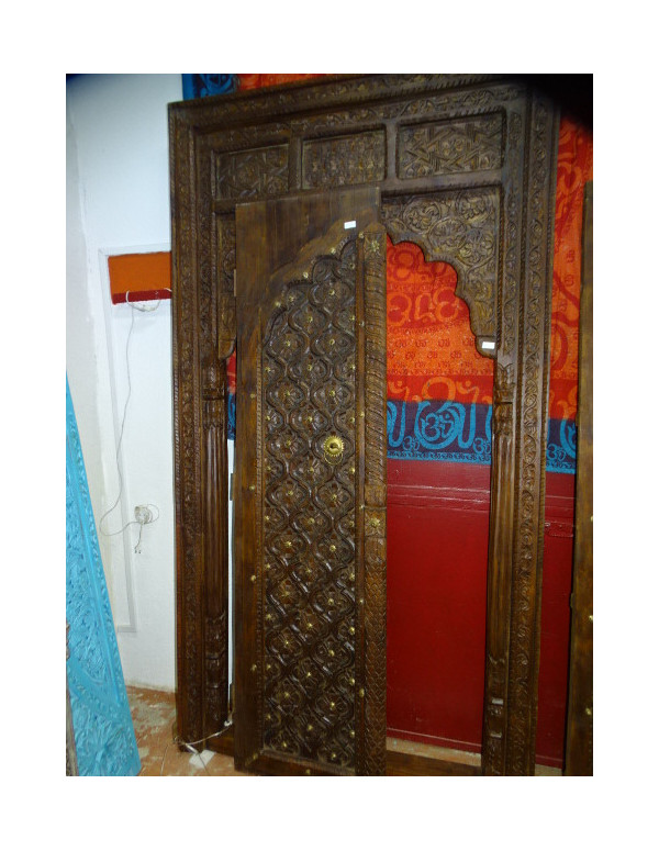 Old house doors in the shape of an arch carved in 135x255 cm