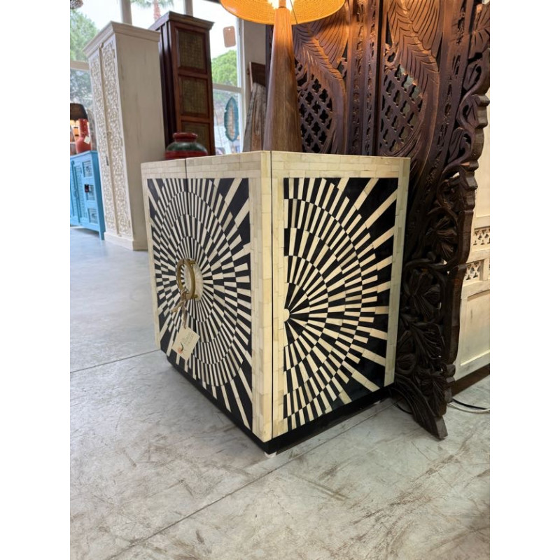 Petit buffet incrusté d'Os de Chameau 60x40x62cm
