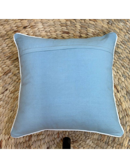 Coussin brodé Méduses & Coraux – Bleu ciel & écru – 45x45 cm