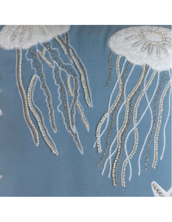 Coussin brodé Méduses & Coraux – Bleu ciel & écru – 45x45 cm