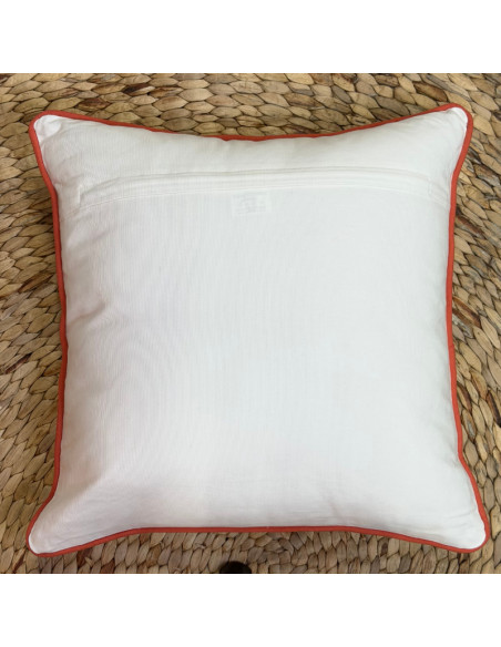 Coussin brodé Tortue – Blanc & corail – 45x45 cm