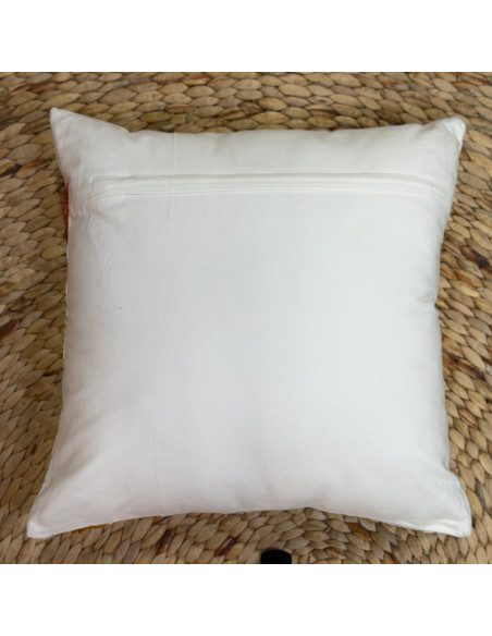 Coussin brodé Motif floral – Blanc, bleu, vert sauge & écru – 45x45 cm