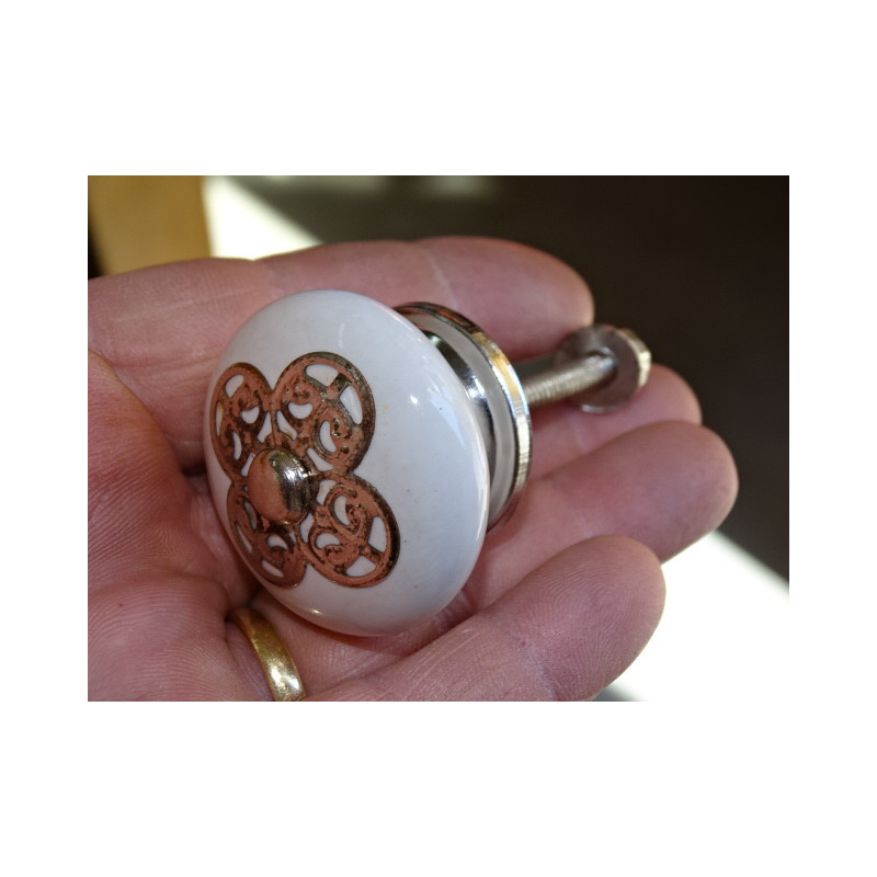 Manico in porcellana bianca con 4 ornamenti in metallo rotondo