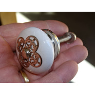 Poignée en porcelaine blanche avec ornement métal 4 ronds