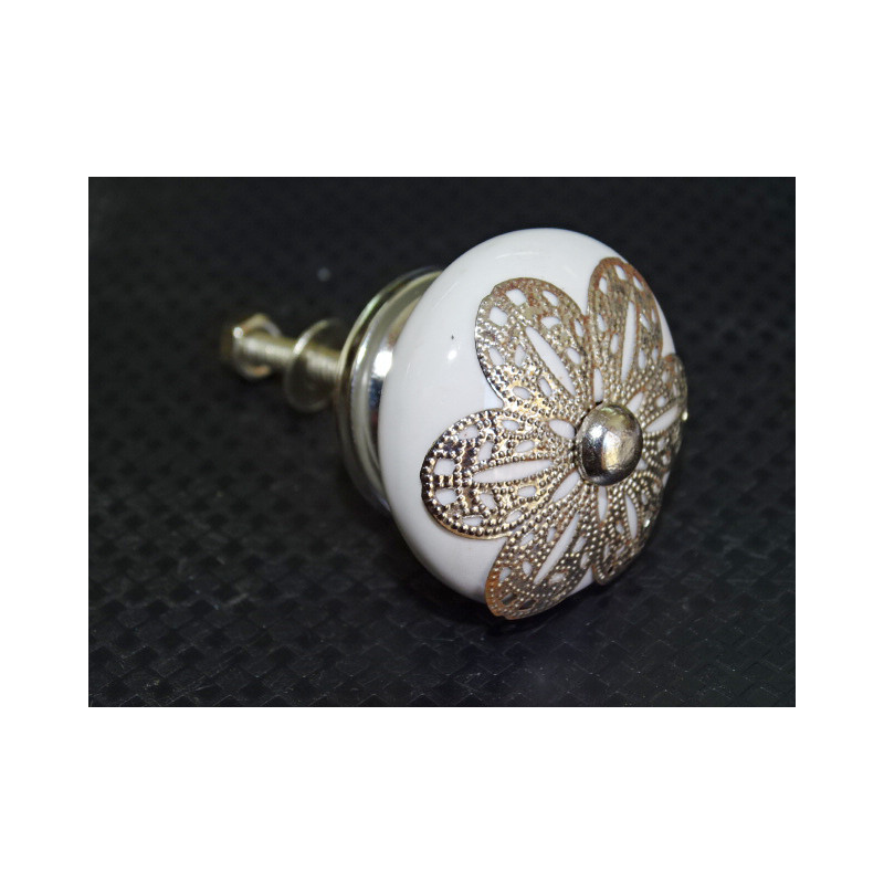 Manija de porcelana blanca con adorno de metal margarita