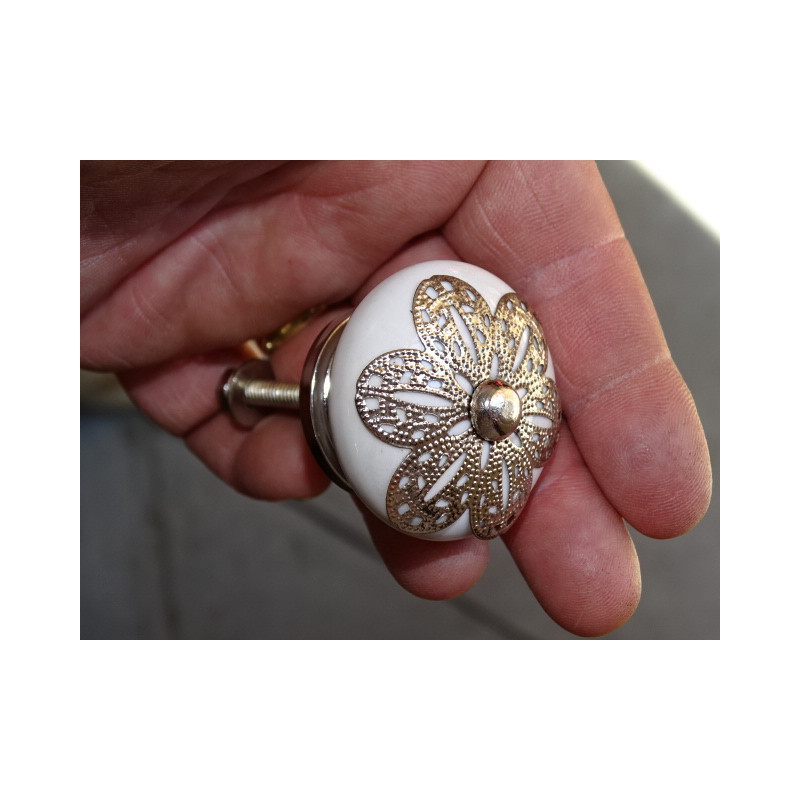 Manija de porcelana blanca con adorno de metal margarita