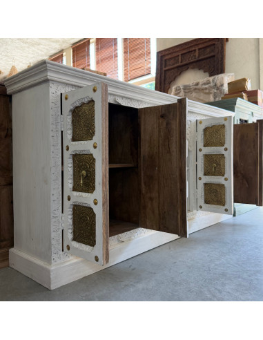 Buffet sculpté en manguier et laiton martelé – 180 x 40 x 90 cm