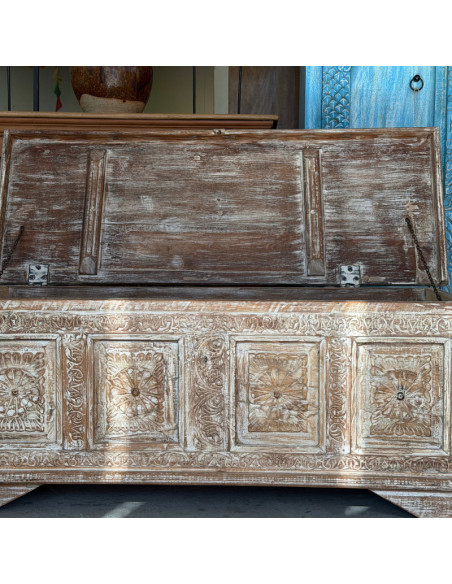 Coffre banc sculpté patiné – Bout de lit – 117 x 44 x 46 cm