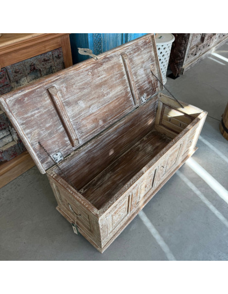 Coffre banc sculpté patiné – Bout de lit – 117 x 44 x 46 cm