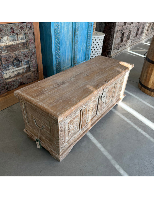 Coffre banc sculpté patiné – Bout de lit – 117 x 44 x 46 cm
