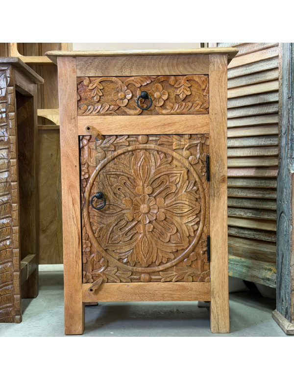 Paire de tables de chevet en manguier sculpté – 1 porte, 1 tiroir – 45 x 40 x 70 cm
