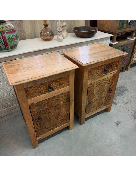 Paire de tables de chevet en manguier sculpté – 1 porte, 1 tiroir – 45 x 40 x 70 cm