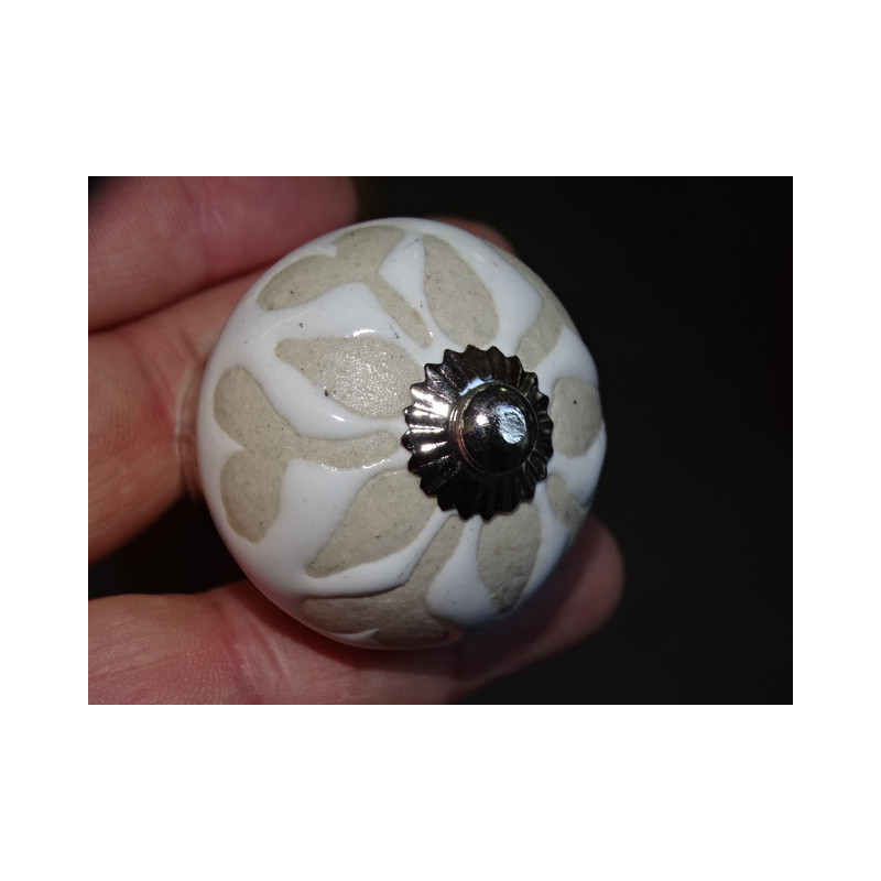 Möbelknöpfe mit sechs Designblumen im Relief - silber