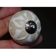 Boutons de meubles avec six fleurs design en relief - argenté