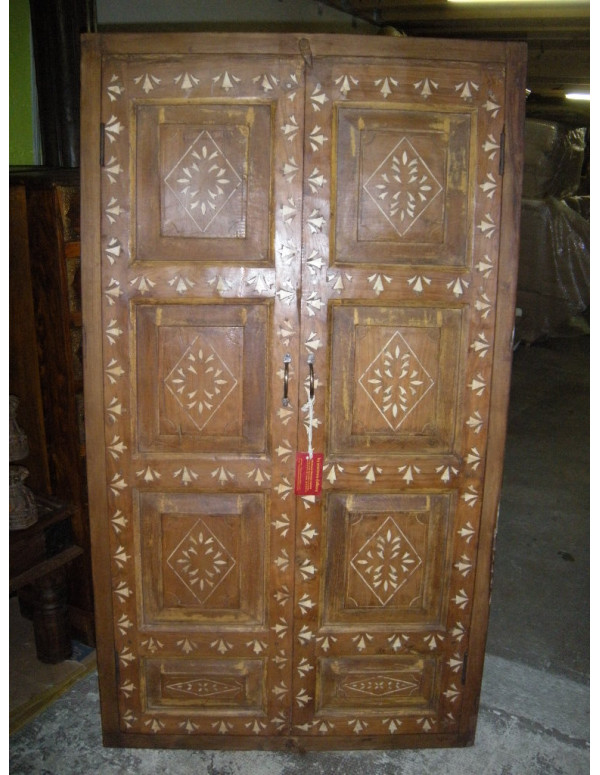 Pequeña puerta del armario...