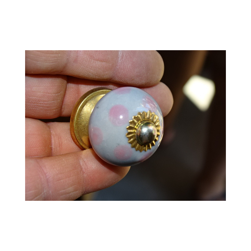 Maneja pequeña gris con puntos de color rosa