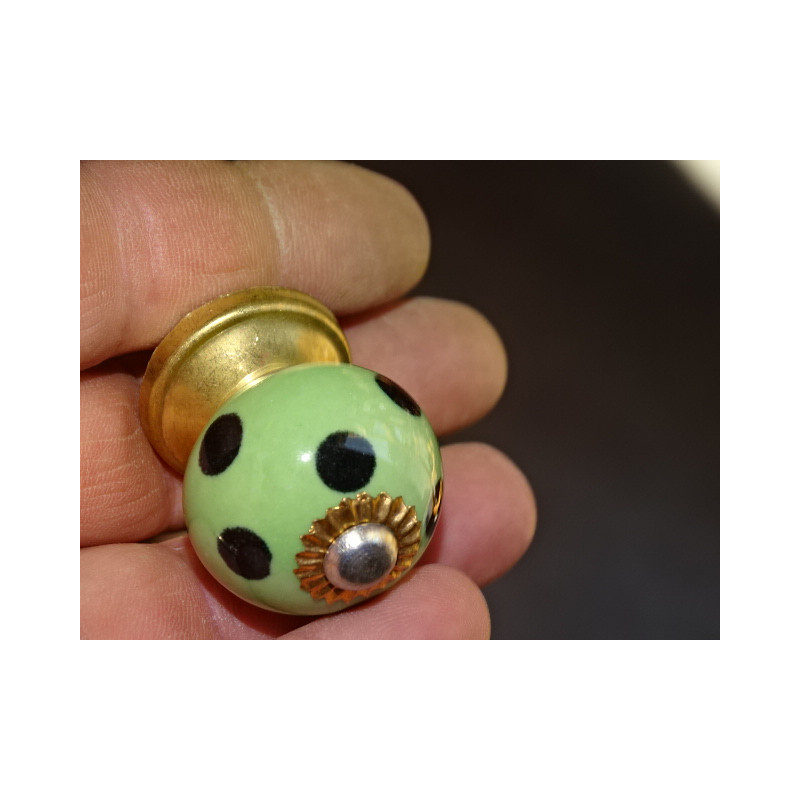 Piccole maniglie verdi con puntini neri