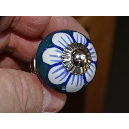 mini botones en cerámica esmeralda y flor blanca - plata