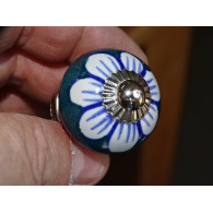 mini boutons en céramique emeraude et fleur blanche - argenté
