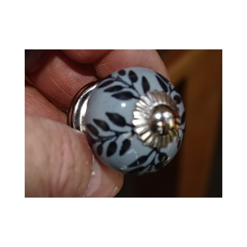 mini botones en cerámica gris y helecho negro - plata
