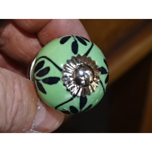 mini botones en cerámica verde y flor negra - plata