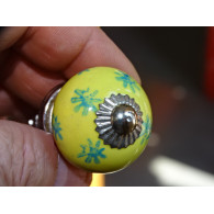 Miniknöpfe aus gelber Keramik und türkisfarbenen Sternen - silber