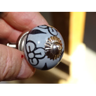 mini boutons en céramique grise et 3 fleurs noires - argenté
