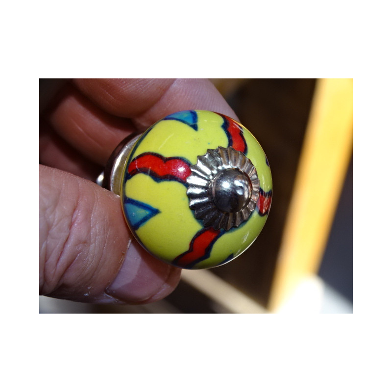 mini botones de cerámica amarilla y 4 líneas rojas - plateado
