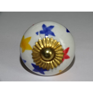 Pomos o puerta de cajón blancos y estrellas multicolores