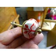 Boutons de tiroirs avec fleurs déssinées rouges
