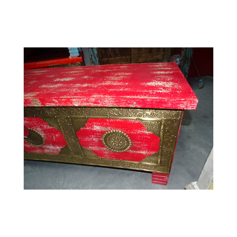Long coffre à couverture en manguier avec patine rouge et laiton