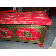 Long coffre à couverture en manguier avec patine rouge et laiton