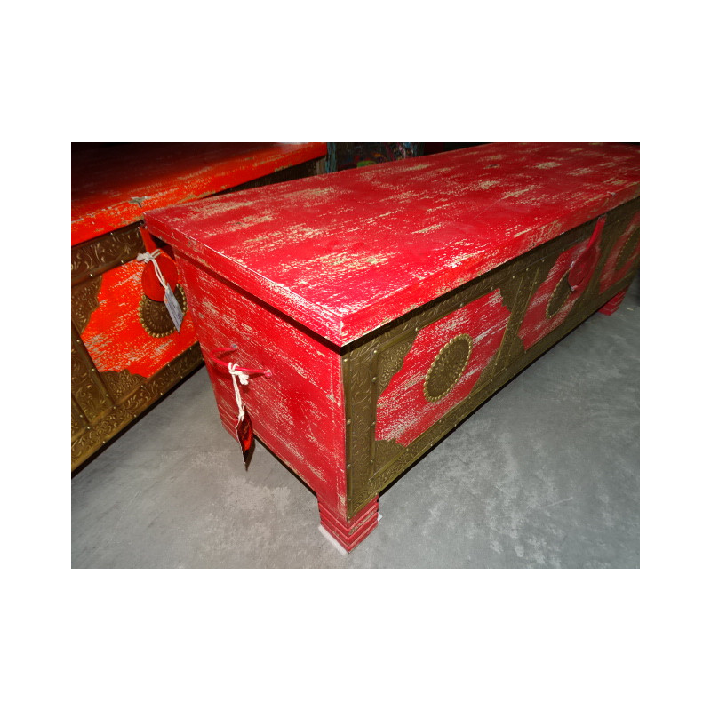 Long coffre à couverture en manguier avec patine rouge et laiton