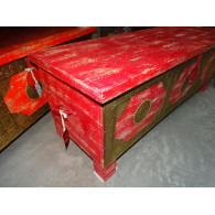 Lange Truhe mit Mangoholzbezug mit roter Patina und Messing