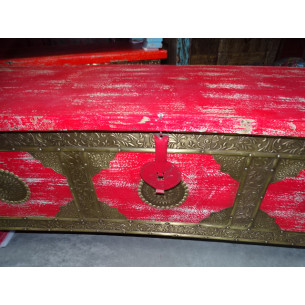 Long coffre à couverture en manguier avec patine rouge et laiton