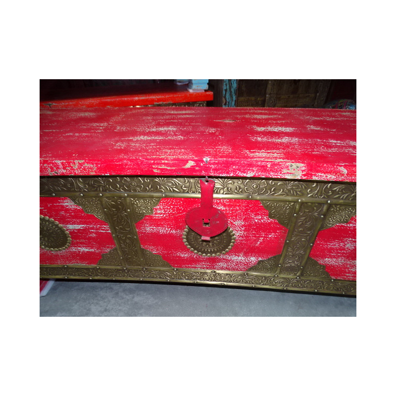Long coffre à couverture en manguier avec patine rouge et laiton