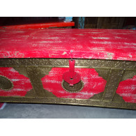 Long coffre à couverture en manguier avec patine rouge et laiton