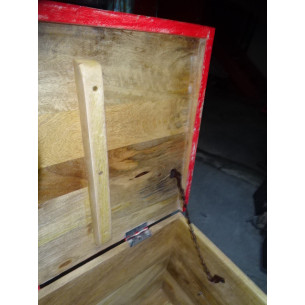 Long coffre à couverture en manguier avec patine rouge et laiton