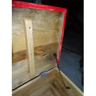Long coffre à couverture en manguier avec patine rouge et laiton