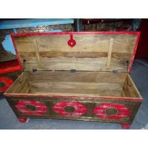 Long coffre à couverture en manguier avec patine rouge et laiton