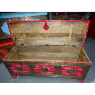 Long coffre à couverture en manguier avec patine rouge et laiton